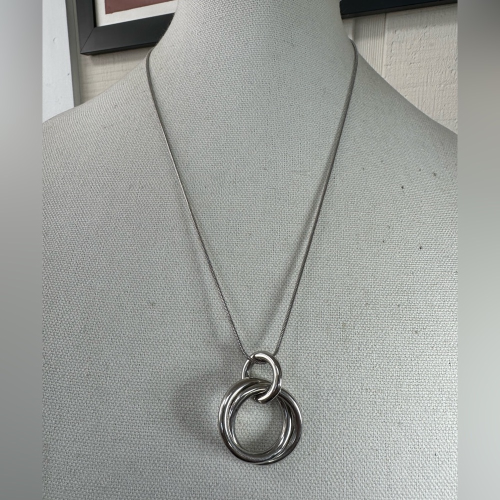 Older silvertone floating circles necklace